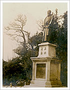 11代目久左エ門（命祺）の銅像（建：大正7年（1918））